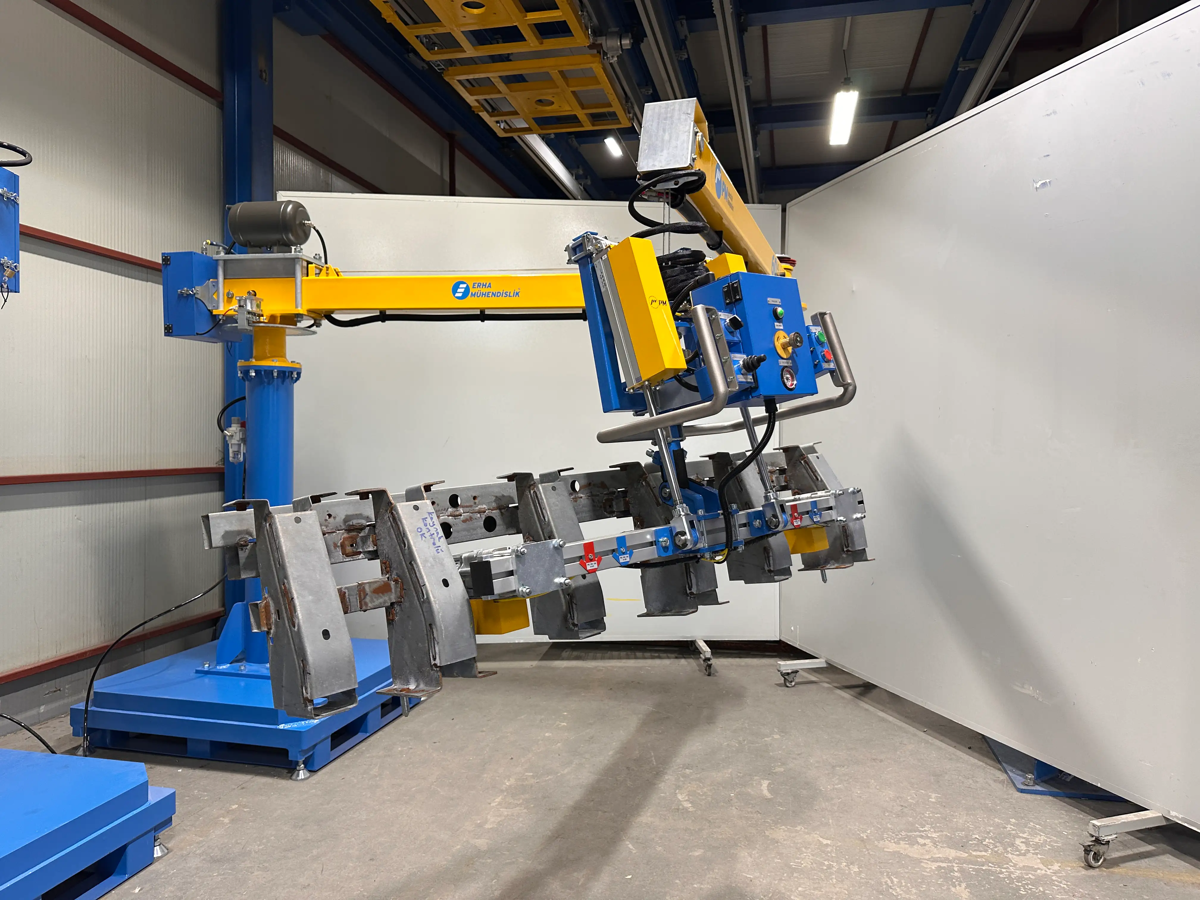 Her Robot Hattının Yanında Bir Manipülatör Vardır